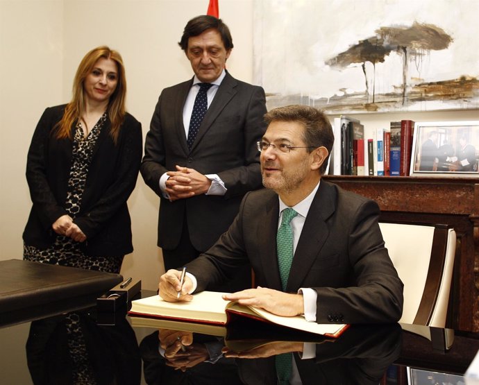 El ministro de Justicia, Rafael Catalá, visita la sede del Colegio de Procurador