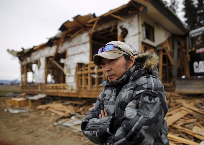 Un superviviente de Fukushima, delante de su casa destruida 5 años después