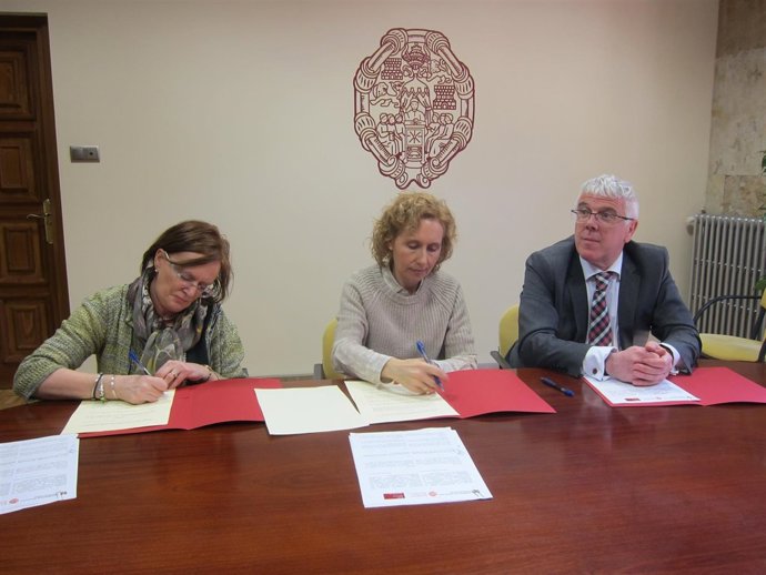 Firma del convenio entre la UPSA y Cambridge English Language Assesment