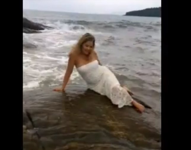 Posa y la arrastra una ola