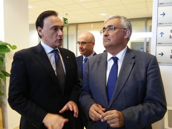 Ramírez de Arellano (dcha.) junto al rector de la UCO