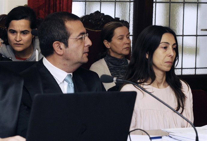 Monserrat González (2d), su hija Triana Martínez (i), y Raquel Gago