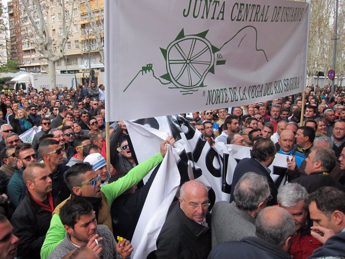 Imagen de los manifestantes en la puerta de la Delegación del Gobierno