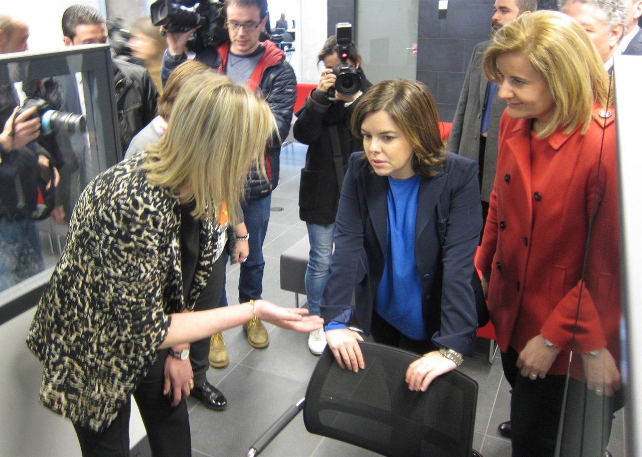 Sáenz de Santamaría, en el centro, junto a Báñez (d)