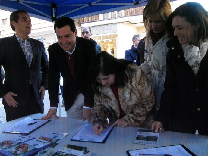 Juanma Moreno en la recogida de firmas junto a José Antonio Nieto