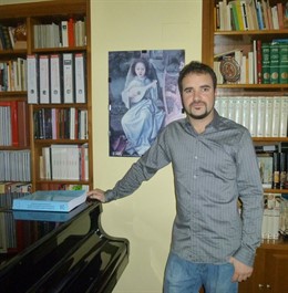 Daniel Moro, junto a su piano.