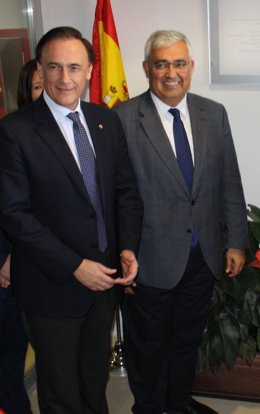 Ramírez de Arellano (dcha.) y el rector de la UCO