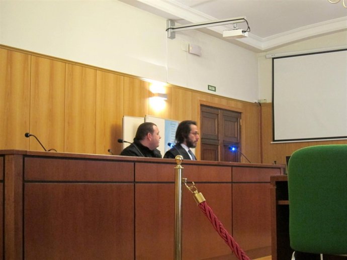 El acusado, junto a su abogado, durante el juicio en la Audiencia. 