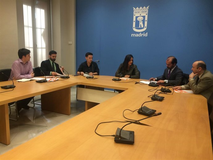Begoña Villacís junto a colectivos ciclistas.