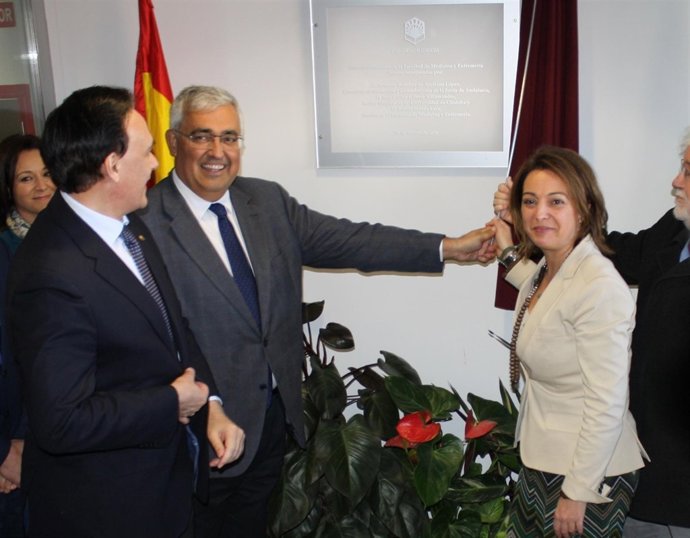 Ramírez de Arellano (centro), con la alcaldesa y el rector en la inauguración