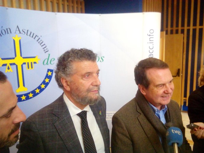 Abel Caballero, a la derecha