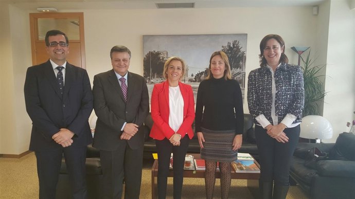 La consejera Martínez-Cahá con galardonados