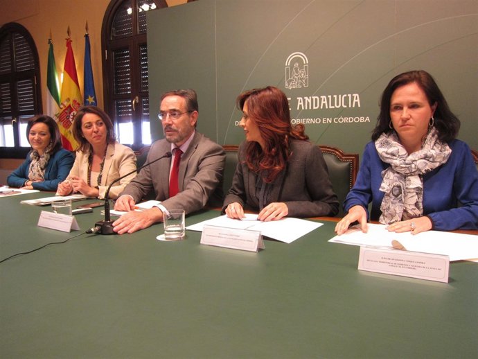 La alcaldesa, el consejero y la vicepresidenta de Diputación tras la reunión