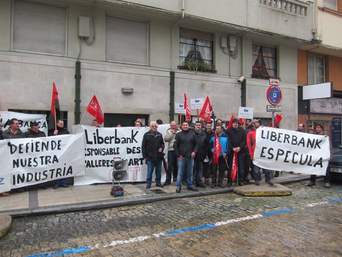 Trabajadores de Talleres Martínez protestan ante el Gobierno 