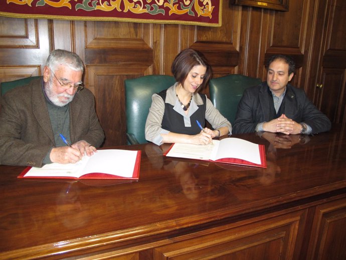 Firma del convenio de la Semana Santa de Teruel
