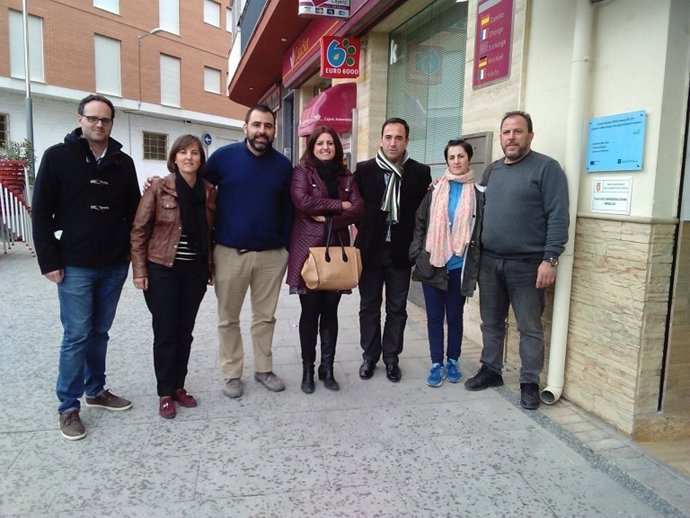 De la Torre con el personal de la heladería Lalola