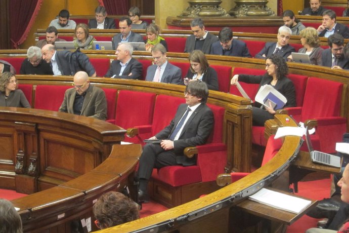 El presidente de la Generalitat, Carles Puigdemont, y el hemiciclo del Parlament