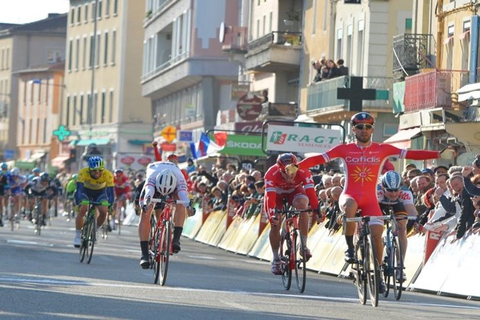 Bouhanni gana la cuarta etapa de la París-Niza