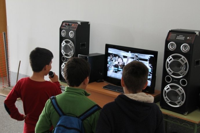 Adolescentes jugando a un videojuego.