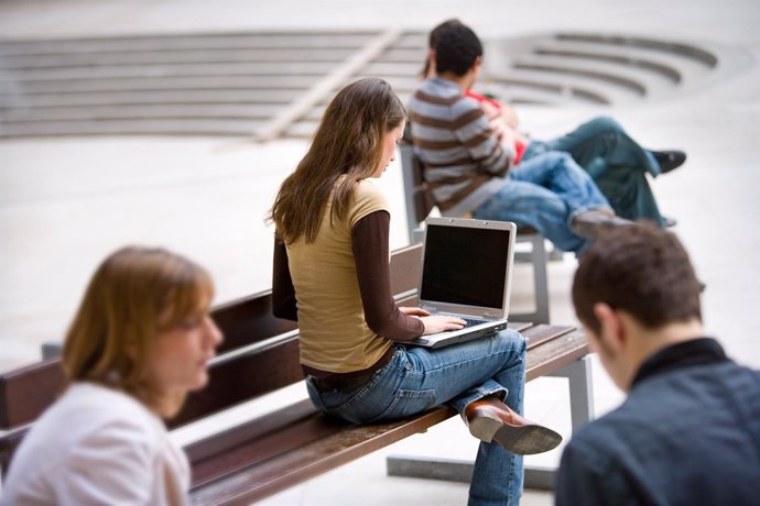 Alumnos estudiando on line