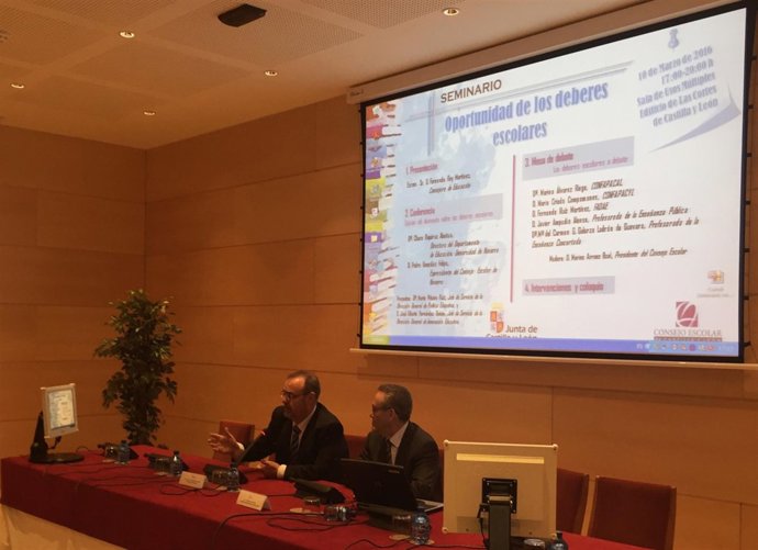 El consejero de Educación, Fernando Rey, en la jornada sobre deberes escolares