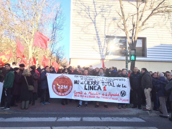 Manifestantes ante la Asamblea de Madrid