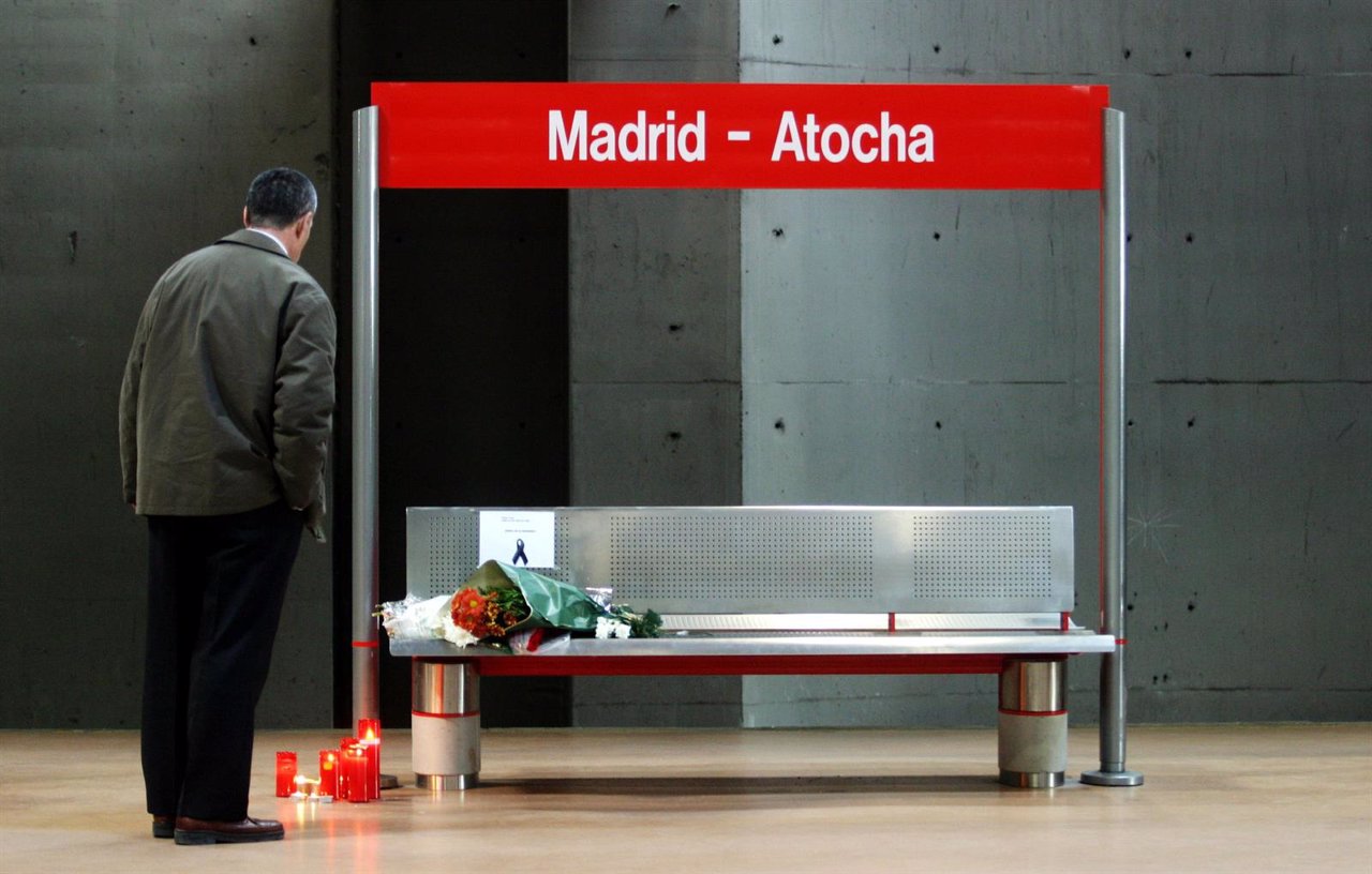 Un hombre presenta sus respetos en la estación de Atocha