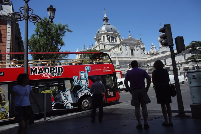 Bus turístico de Madrid frente a la Catedral de la  Almudena