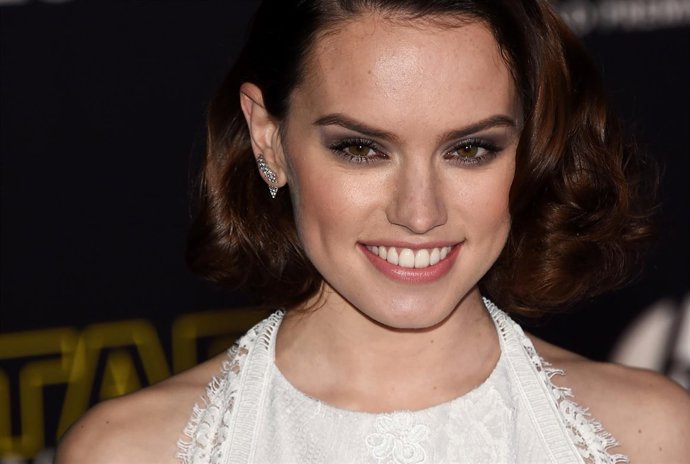 Attends the premiere of Walt Disney Pictures and Lucasfilm's "Star Wars: The For