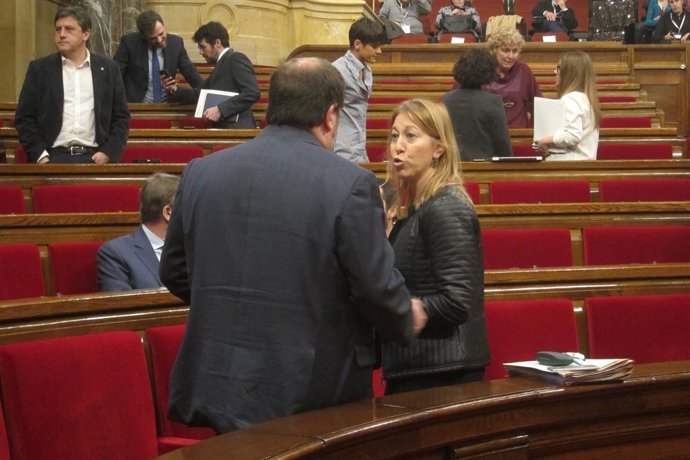 Oriol Junquereas conversa con Neus Munté en el Parlament