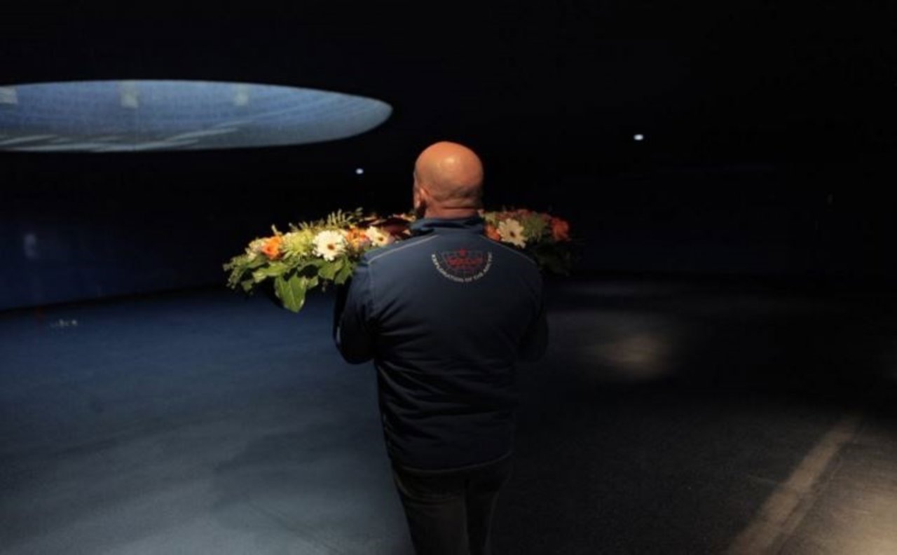 Entrega de flores en el monumento a las víctimas del 11M