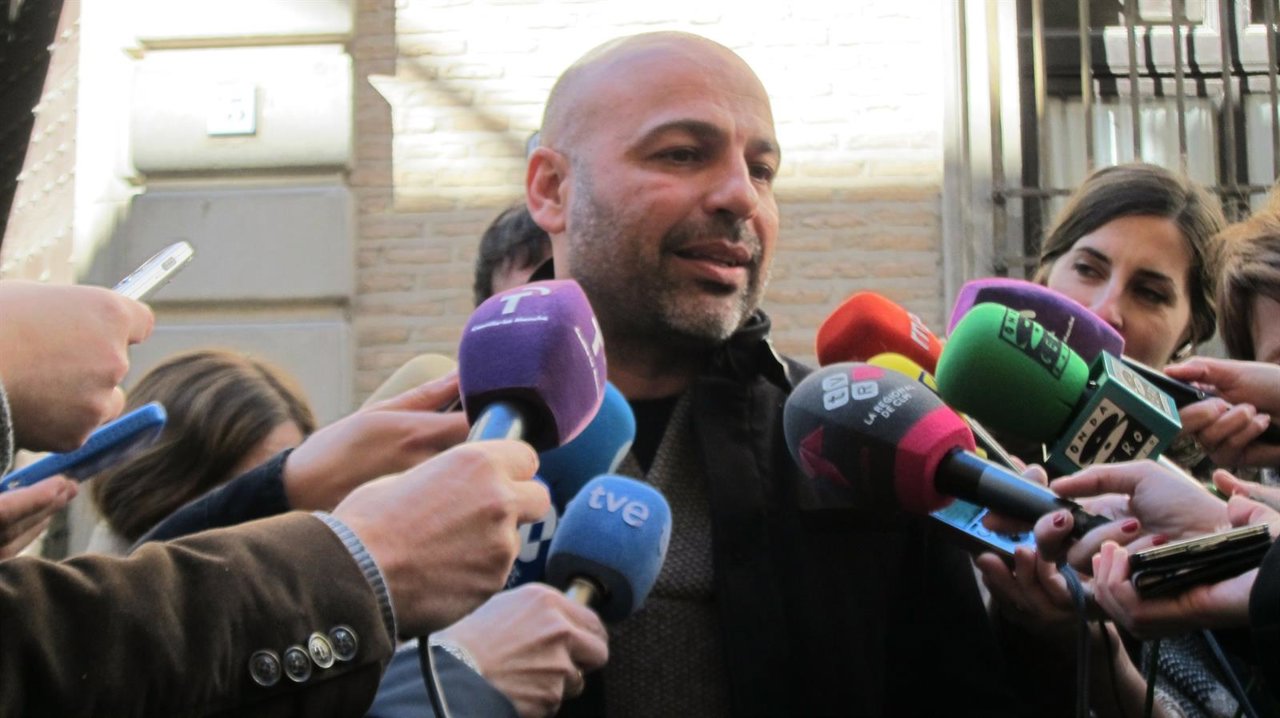 Molina atiende a los medios tras reunirse con el arzobispado