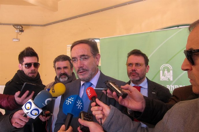 Felipe López atiende a los periodistas.