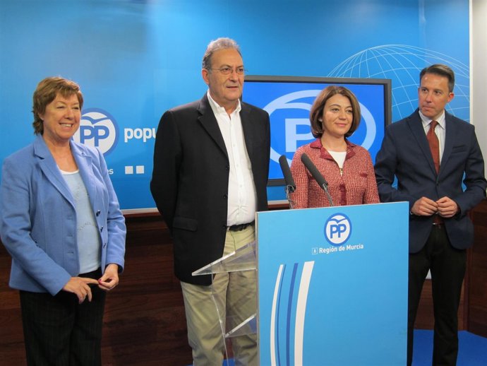 Imagen de los cuatro senadores del PP