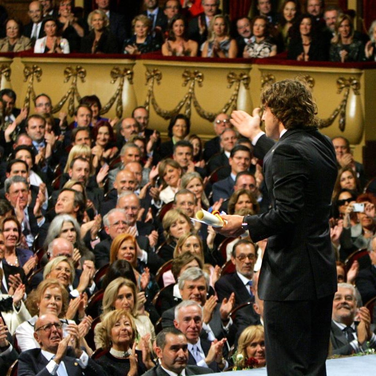 fernando alonso premio principe asturias saluda espaldas