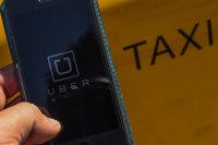 Competencia pide mayor liberalización del taxi tras la llegada de Uber