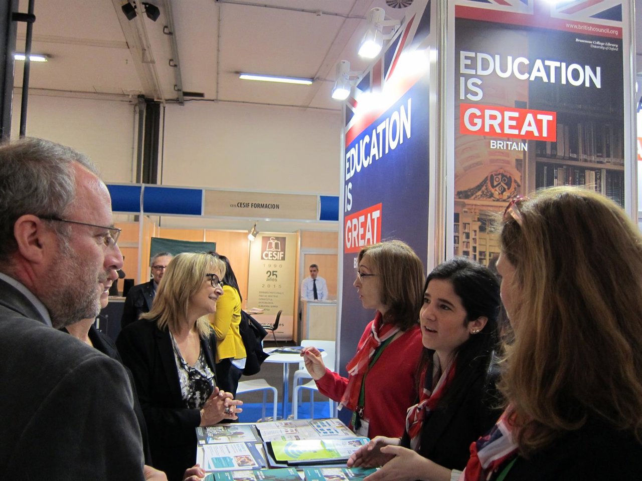 Autoridades frente al estand de las universidades inglesas en el salón Futura