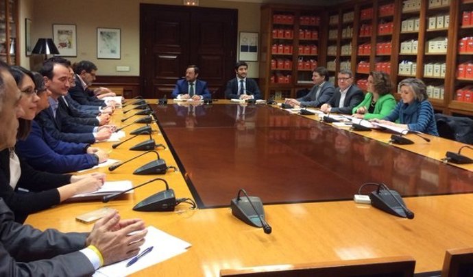 Reunión de PSOE y C's con asociaciones de consumidores