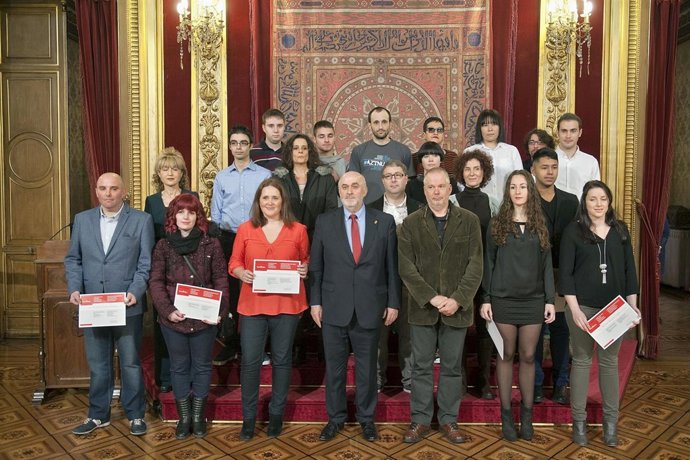 El consejero Mendoza con los premiados a mejor expediente de FP