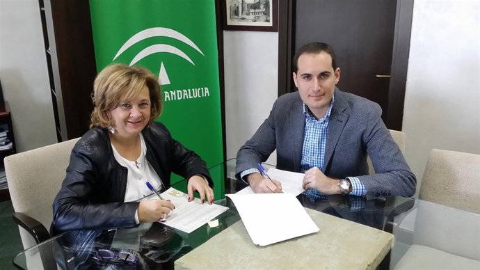 Vega y Latorre firman el convenio para el concierto de plazas residenciales.