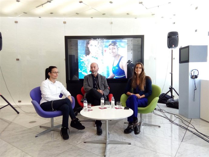 Teresa Perales en una charla con Ona Carbonell