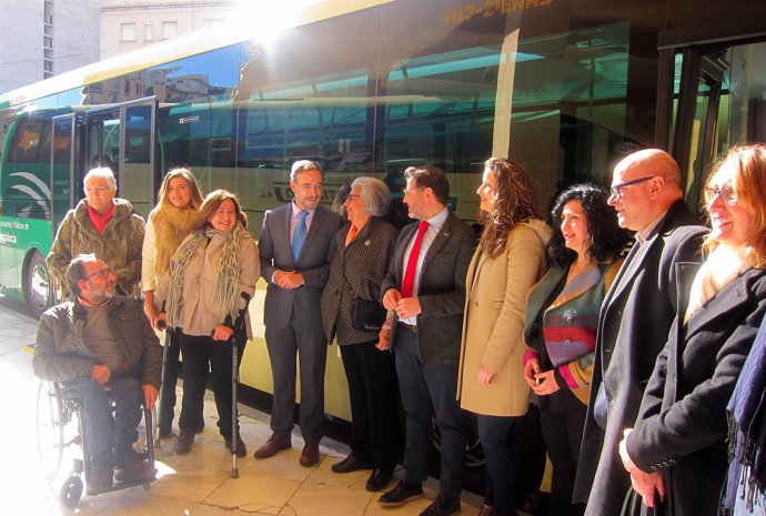 López (5i), en la presentación de uno de los nuevos autobuses.