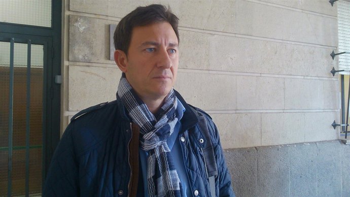 El abogado defensor del detenido.