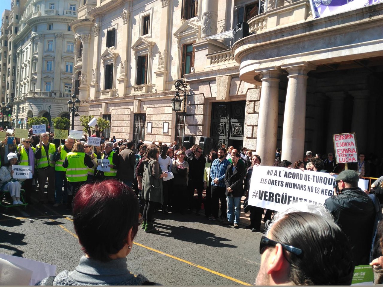 Concentración frente al Ayuntamiento contra el acuerdo de la UE y Turquía