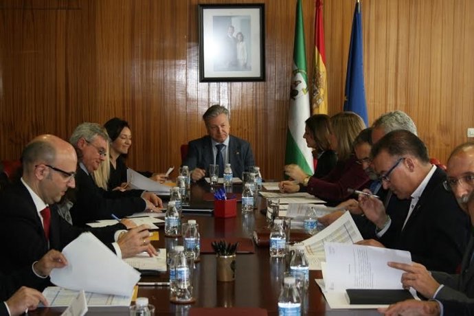 Primo Jurado (centro) preside la comisión