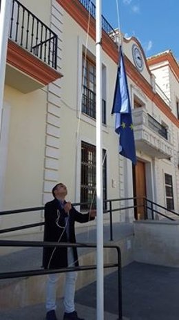 El alcalde de Bollullos arría la bandera de la UE.