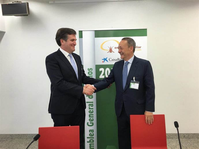 Alfonso Jiménez (izq) saluda a su sucesor, José Miguel Isidro