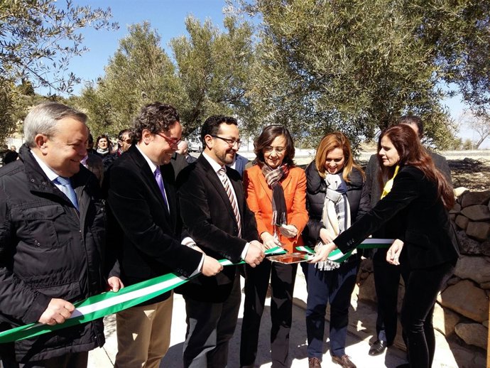 Rosa Aguilar y Jesús Rojano (centro) cortan la cinta inaugural