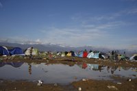 Grecia trata de disuadir a los 42.000 inmigrantes atrapados de concentrarse en Idomeni