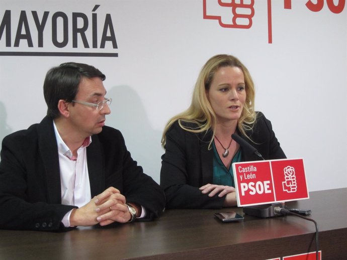 Zaida Cantero en Salamanca junto al secretario provincial del PSOE.